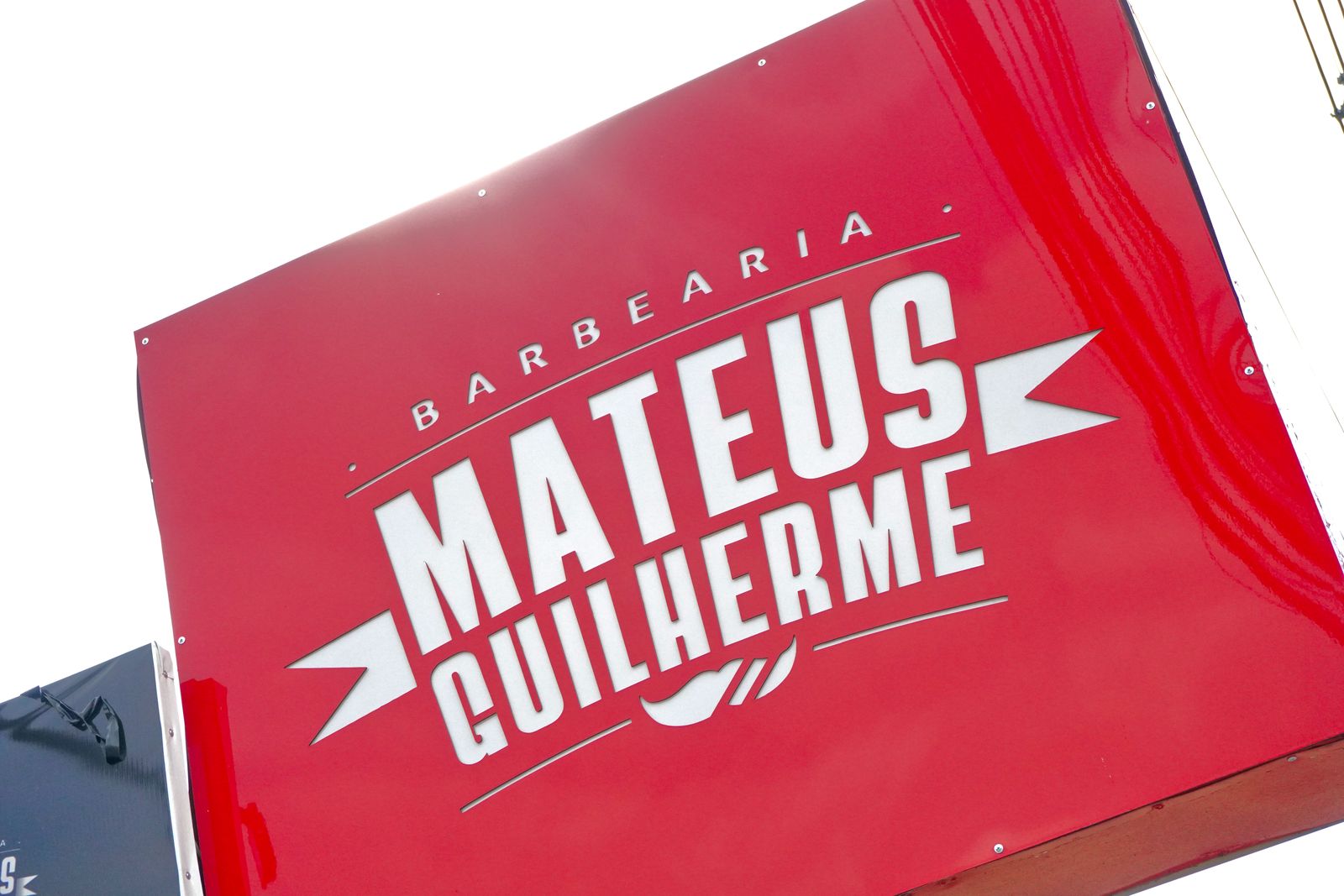 Barbeiro finalizando corte na Barbearia Mateus Guilherme