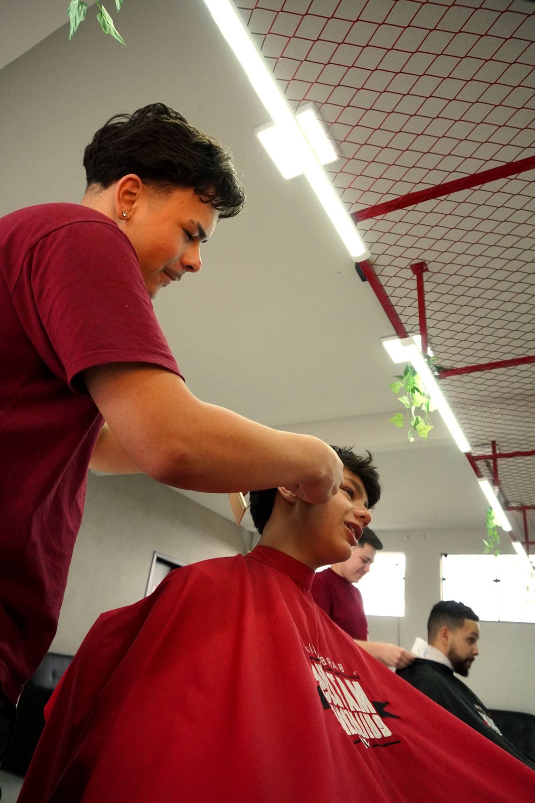 Barboterapia com navalha e vapor na Barbearia Mateus Guilherme