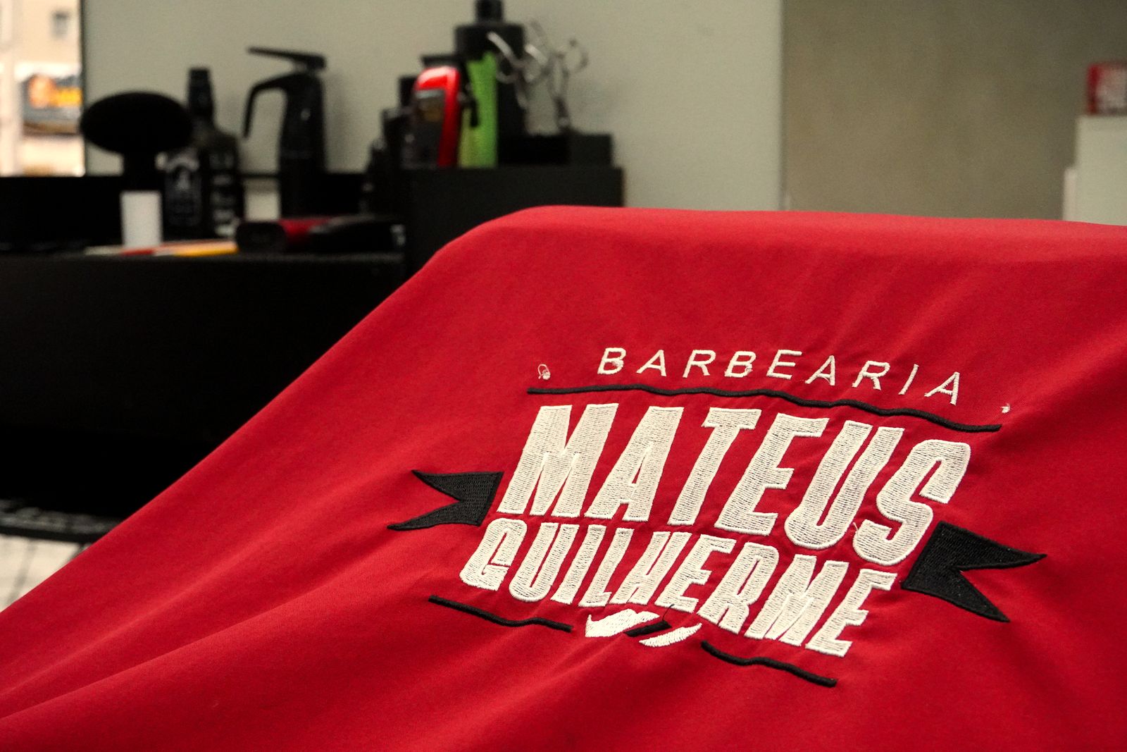Letreiro da fachada da Barbearia Mateus Guilherme